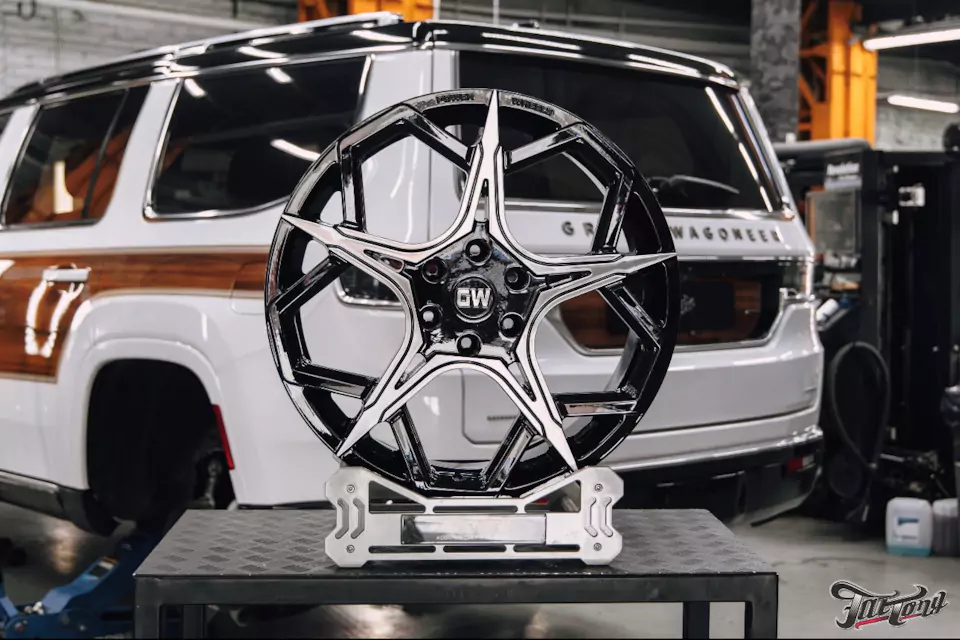Фирменный шиномонтаж с адаптацией и балансировкой на стендах Hunter для Jeep Grand Wagoneer. Собираем новый комплект!
